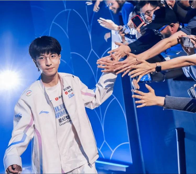 包含HLE轻取BLG，Kanavi操刀奇招英雄翻盘鏖战多局入围赛，让粉丝疯狂欢呼的词条